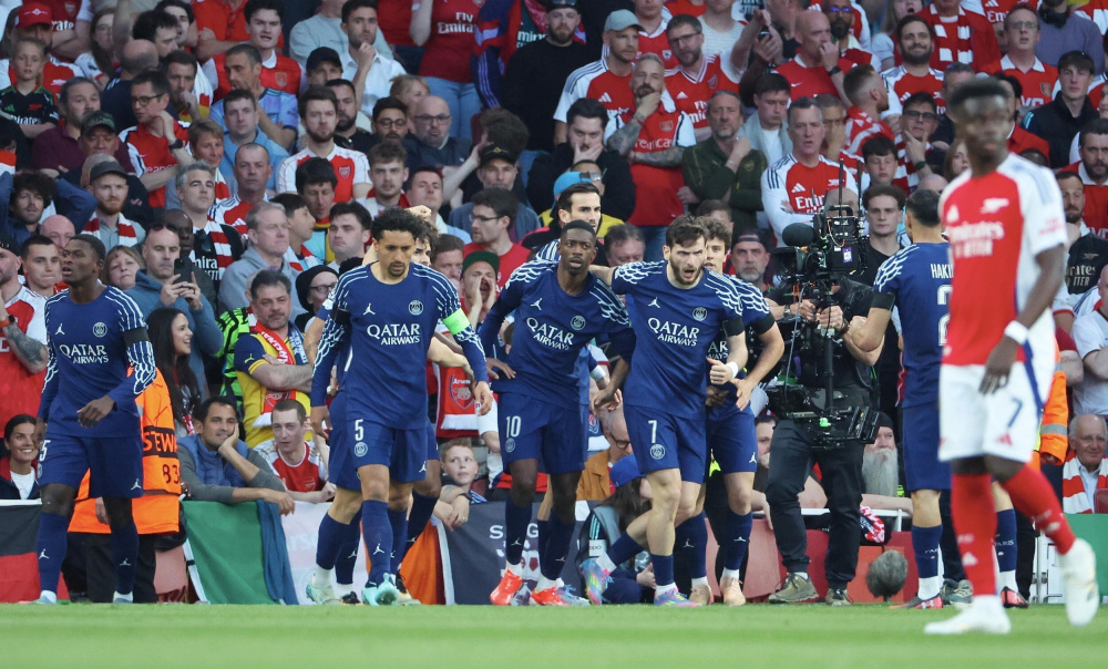 骑行爱好者穿骑行服唱说唱拍MV，运动体验别样精彩