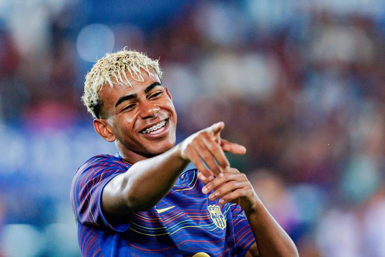 足坛一夜动态：AC米兰大逆转登顶意甲第1，B费创纪录曼联复仇狼队