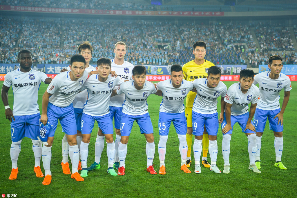 曼联客场不败创英超最长纪录，B费贡献2球1助攻，但防守漏洞明显，积分排名靠后。