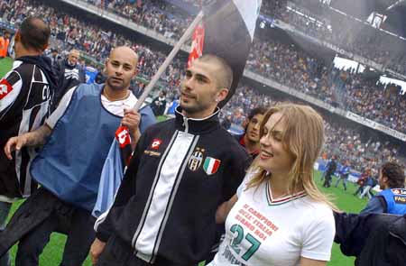 球衣颜色相近？当值主裁把维罗纳与乌迪内斯搞混了