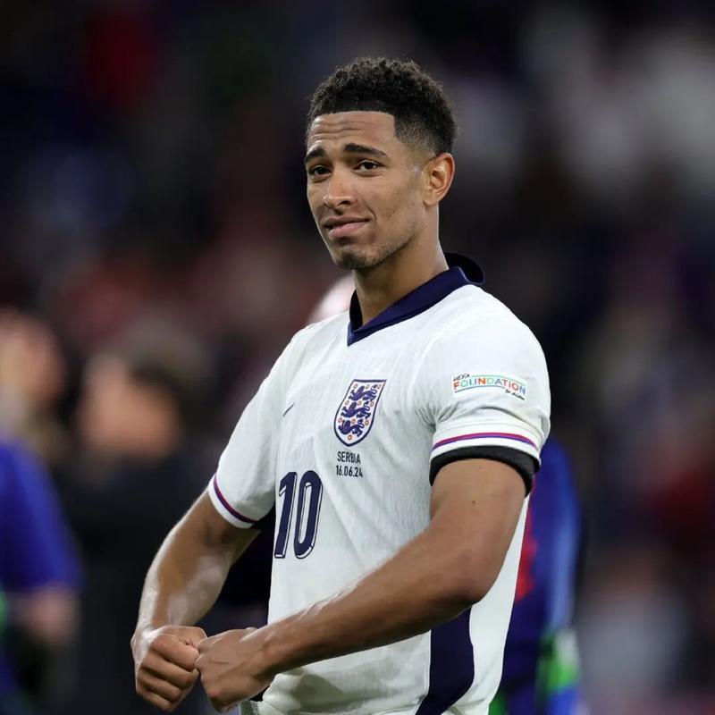 德甲战报：勒威林造三球，斯图加特4-0十人云达不莱梅（德甲：勒威林参与三球，斯图加特4-0大胜10人云达不莱梅）