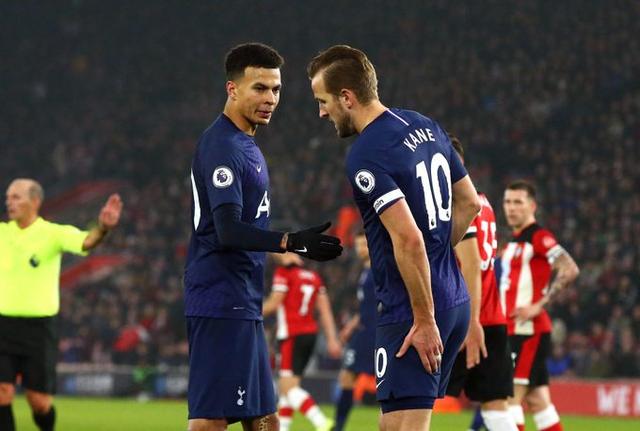 西甲半场：亚当斯门前造险，瓦伦西亚暂0-0塞维利亚（西甲半场：亚当斯禁区内险些破门，瓦伦西亚与塞维利亚暂时0-0）