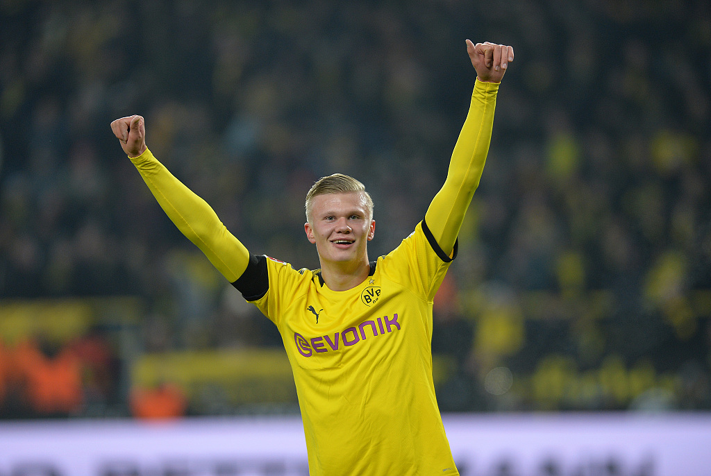 足球摄影的十个抓拍技巧（足球摄影：10个瞬间捕捉要点）