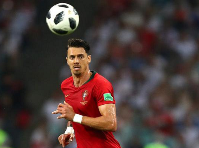 一场2-0让西甲争冠格局大乱，大黑马豪取6连胜，只落后皇马1分（2-0爆冷搅乱西甲夺冠版图，黑马六连胜距皇马仅差1分）